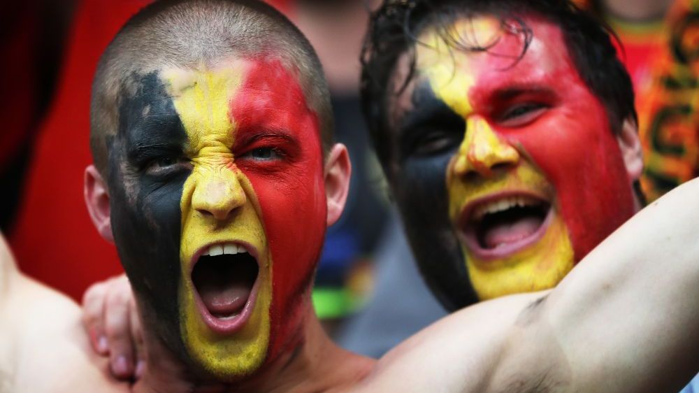 O retea URIASA de pariuri pe meciurile de la Euro a fost dezmembrata! 300 milioane euro au fost aruncate pe meciurile din Franta O retea URIASA de pariuri pe meciurile de la Euro a fost dezmembrata! 300 milioane euro au fost aruncate pe meciurile din Franta