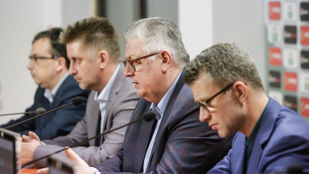 „Vă spun în premieră!” LPF a găsit soluția! Cum încearcă oficialii de la Ligă să scape cluburile de problemele financiare „Vă spun în premieră!” LPF a găsit soluția! Cum încearcă oficialii de la Ligă să scape cluburile de problemele financiare
