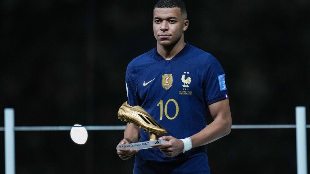Pare supărat? Kylian Mbappe a revenit la antrenamentele PSG-ului după ce a pierdut Cupa Mondială în fața lui Lionel Messi Pare supărat? Kylian Mbappe a revenit la antrenamentele PSG-ului după ce a pierdut Cupa Mondială în fața lui Lionel Messi