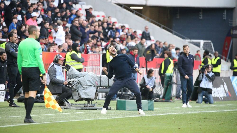 Noul star din antrenorat: „filosoful” de 34 de ani care n-a mai luat gol din septembrie și se bate la titlu cu PSG Noul star din antrenorat: „filosoful” de 34 de ani care n-a mai luat gol din septembrie și se bate la titlu cu PSG