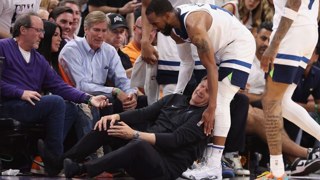 Antrenor celebru din NBA, accidentat grav de propriul jucător, premiat în trecut pentru fair play! Antrenor celebru din NBA, accidentat grav de propriul jucător, premiat în trecut pentru fair play!
