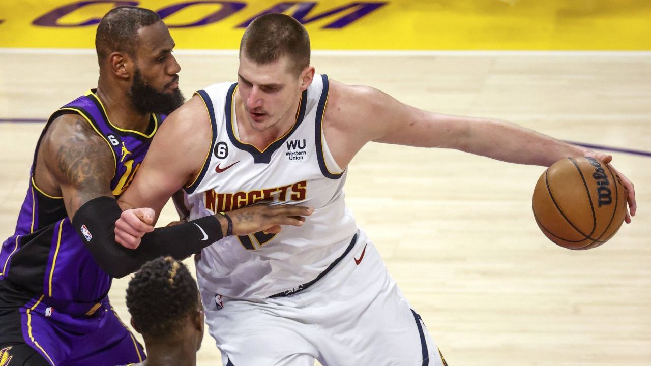 Cine a fost desemnat jucătorul anului în NBA. A intrat în istorie după al treilea trofeu MVP din carieră! Cine a fost desemnat jucătorul anului în NBA. A intrat în istorie după al treilea trofeu MVP din carieră!