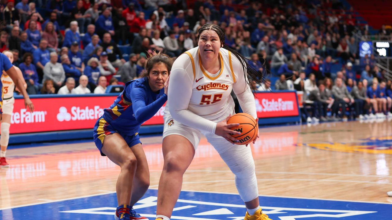 I se spune ”Lady Shaq”, are 1.90 metri, peste 100 de kilograme, și a luat cu asalt baschetul feminin I se spune ”Lady Shaq”, are 1.90 metri, peste 100 de kilograme, și a luat cu asalt baschetul feminin